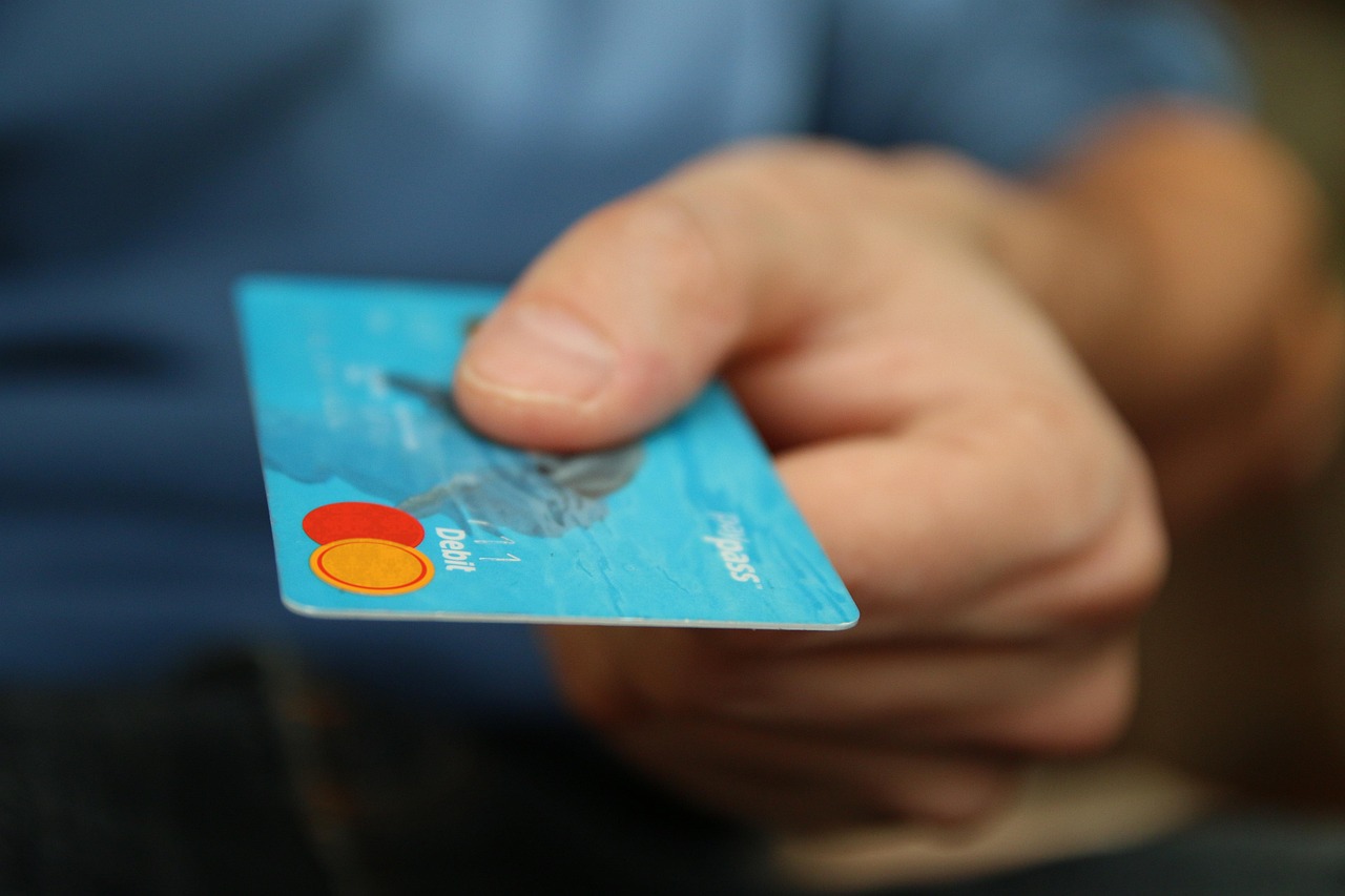 Cartões e dinheiro reforçam o passo de parar de gastar no crédito para não aumentar a dívida.