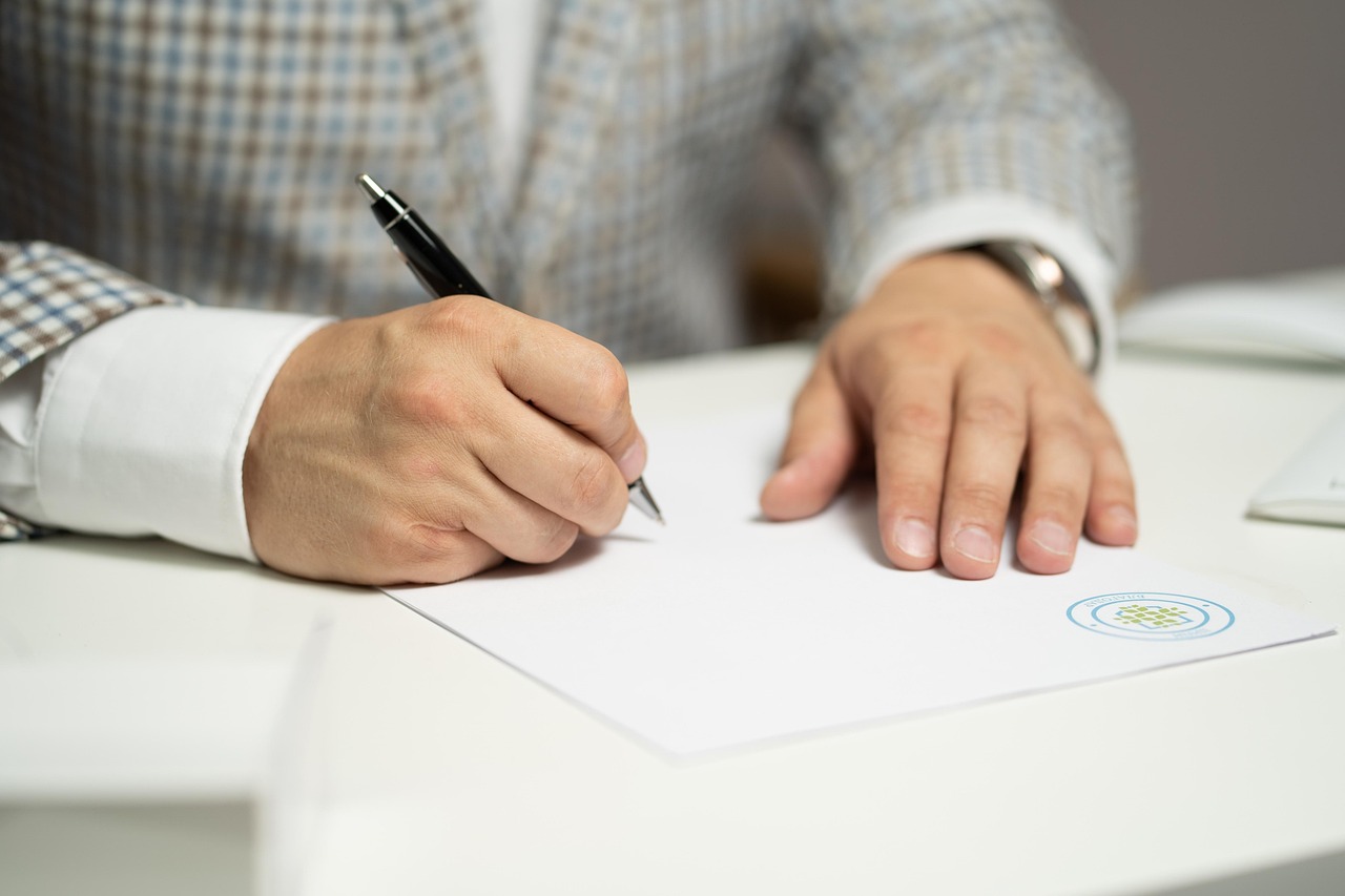 Homem assinando contrato, destacando o valor final e as condições do consignado